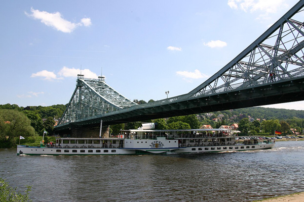Blaues Wunder in Dresden-Loschwitz mit Elbdampfer