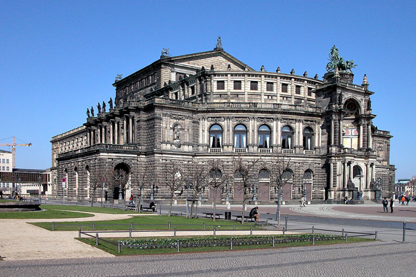 Semperoper am Theaterplatz Dresden